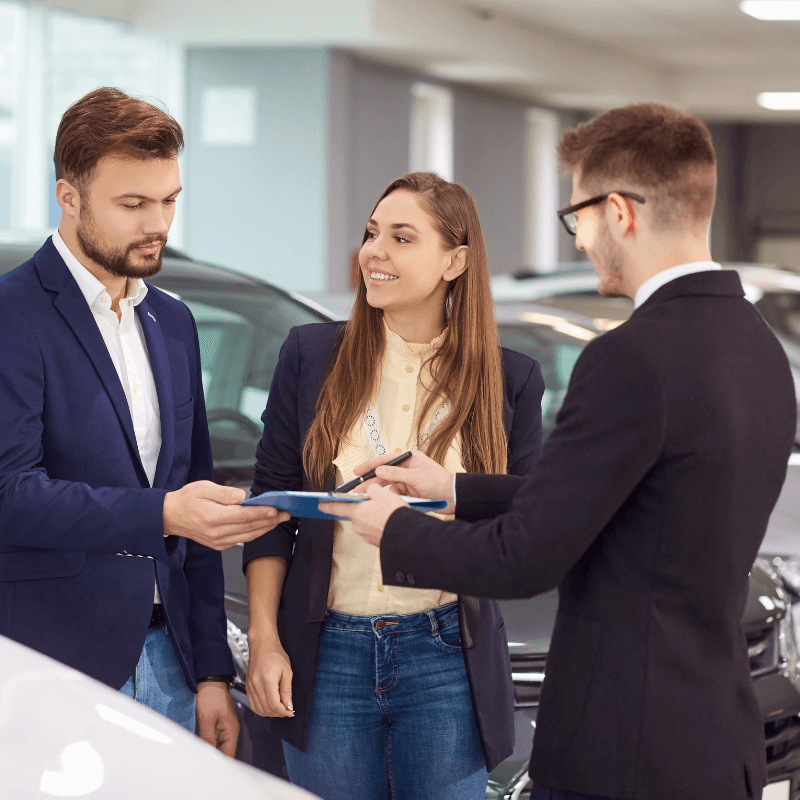 coppia durante un preventivo noleggio auto lungo termine per privati
