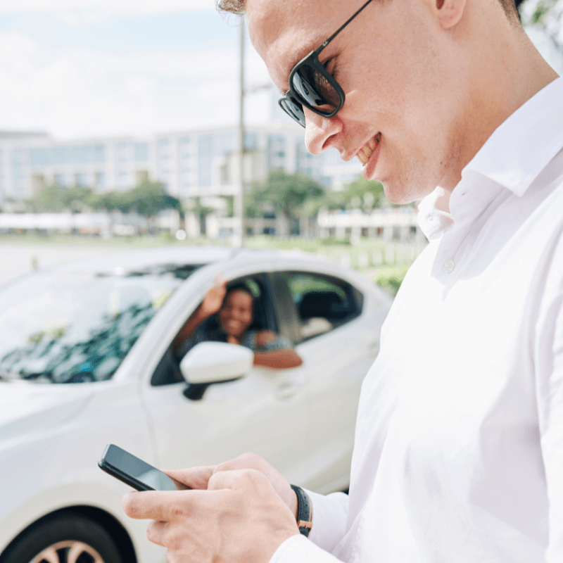 persona mentre effettua noleggio auto online da smartphone