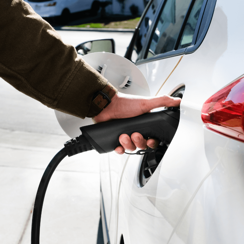 mano che ricarica dopo noleggio lungo termine auto elettriche two rent car