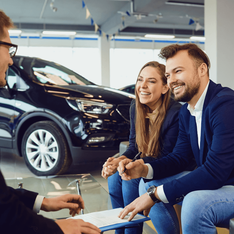 coppia con consulente per offerte noleggio auto lungo termine two rent car